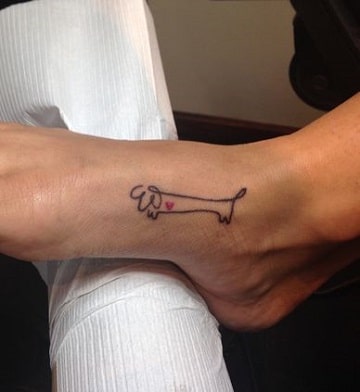 tatuajes de perros salchichas en el pie