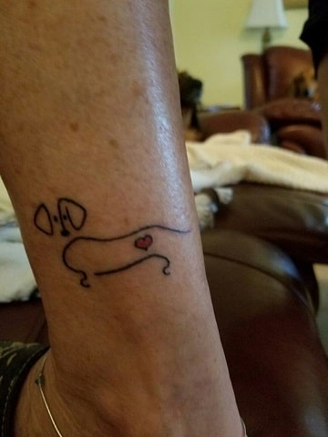 tatuajes de perros salchichas en el tobillo