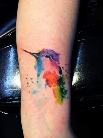 tatuajes de pájaros de colores en el brazo