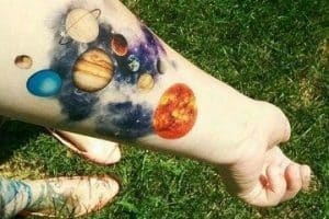 tatuajes de sistema solar con colores