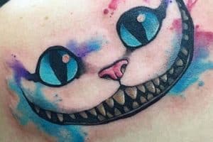 tatuajes del gato de alicia en la espalda
