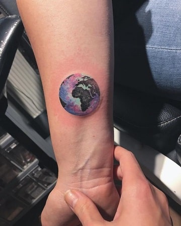 tatuajes del planeta tierra en el brazo