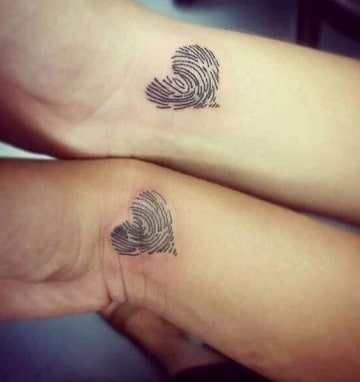 tatuajes para parejas con hijos huellas