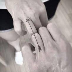Ideas y diseños de tatuajes para parejas en los dedos