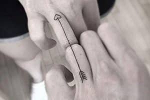 tatuajes para parejas en los dedos para unir