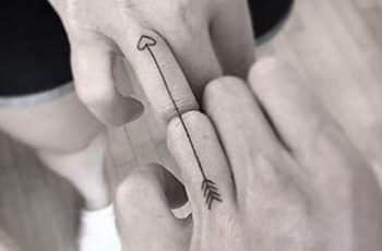 Ideas y diseños de tatuajes para parejas en los dedos