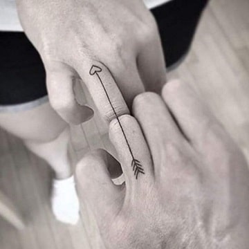 tatuajes para parejas en los dedos para unir