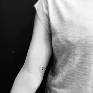 tatuajes pequeños con iniciales en el brazo