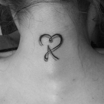 tatuajes pequeños con iniciales en el cuello