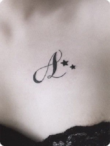 tatuajes pequeños con iniciales en el pecho