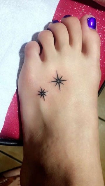 delicados tatuajes de estrellas en el pie