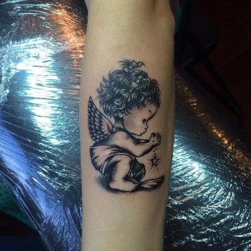 tatuajes de angeles bebes para mujeres en el brazo