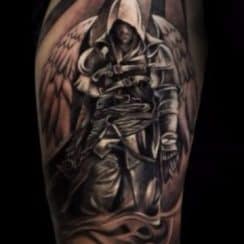 Grandiosos tatuajes de angeles guerreros en el brazo