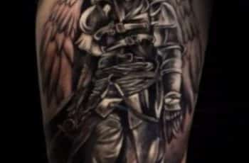 Grandiosos tatuajes de angeles guerreros en el brazo