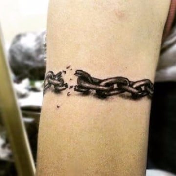 tatuajes de cadenas en el brazo blanco y negro