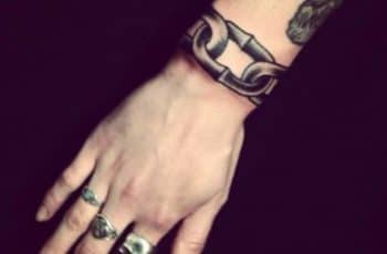 Simbolicos diseños de tatuajes de cadenas en el brazo