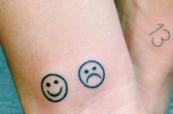Simbolicos tatuajes de caritas tristes y alegres