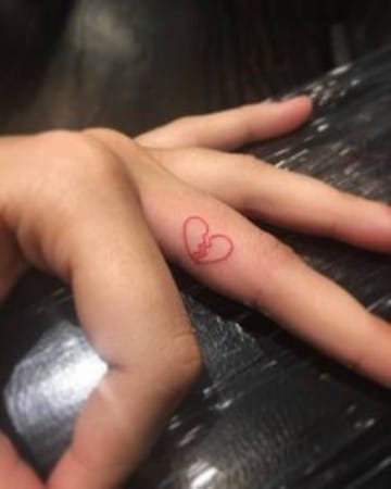 tatuajes de corazones rotos en el dedo
