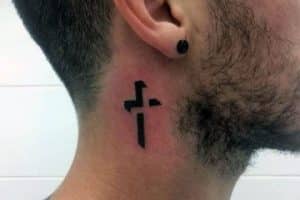 tatuajes de cruces en el cuello con sombras