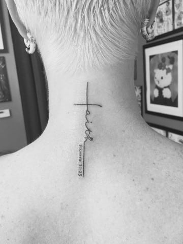 tatuajes de cruces en el cuello lineales