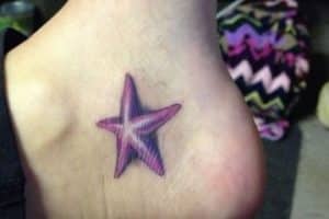 tatuajes de estrellas en el pie a color