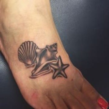 tatuajes de estrellas en el pie blanco y negro
