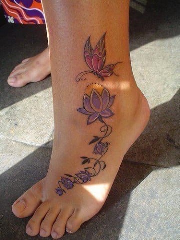 tatuajes de flores en el pie con mariposas