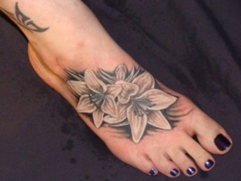 tatuajes de flores en el pie para mujeres