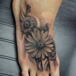 Grandiosos diseños de tatuajes de flores en el pie