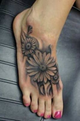 tatuajes de flores en el pie realistas