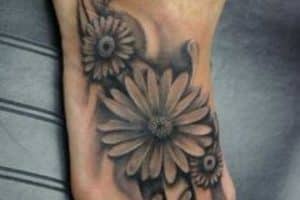 tatuajes de flores en el pie realistas
