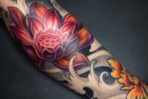 tatuajes de flores japonesas en el brazo