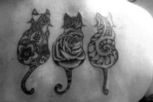 tatuajes de gatos en el cuello con diseños