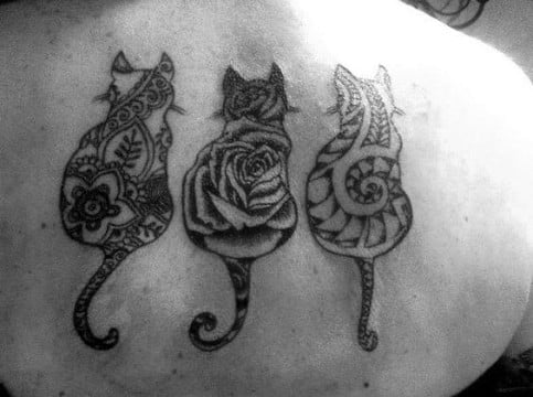 tatuajes de gatos en el cuello con diseños