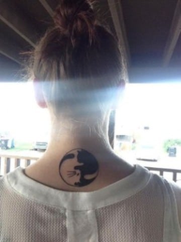 tatuajes de gatos en el cuello en yin yan