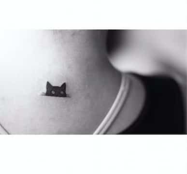 tatuajes de gatos en el cuello pequeños
