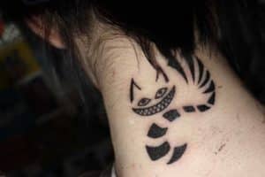 tatuajes de gatos en el cuello simples