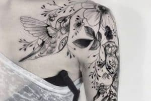 tatuajes de golondrinas en el hombro en composicion