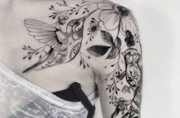 Tradicionales tatuajes de golondrinas en el hombro