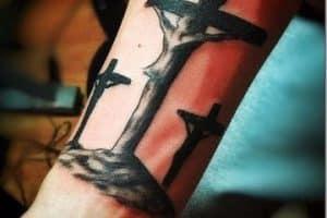 tatuajes de jesus en la cruz minimalistas