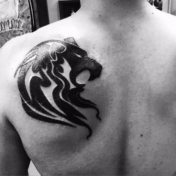 tatuajes de leones tribales en la espalda