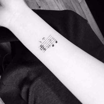tatuajes de signos de musica en la mano