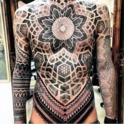 Diseños de tatuajes en abdomen bajo para hombres