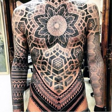 tatuajes en abdomen bajo para hombres diseño completo