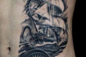tatuajes marineros para hombres en el abdomen