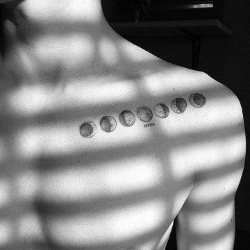 tatuajes en la clavícula para hombres de lunas