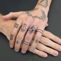 Diseños e imagenes de tatuajes en los dedos