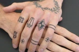 imagenes de tatuajes en los dedos para hombre