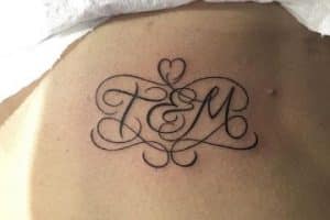 tatuajes con iniciales de hijos con amor