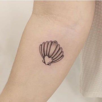 tatuajes de conchas de mar con corazon